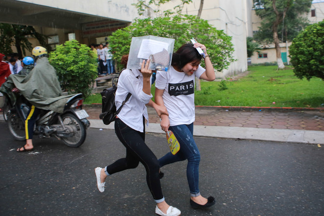 Sinh viên tình nguyện dùng ô to đưa sĩ tử thoát cơn mưa rào ảnh 5