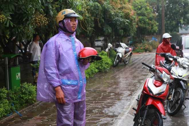 Sinh viên tình nguyện dùng ô to đưa sĩ tử thoát cơn mưa rào ảnh 17