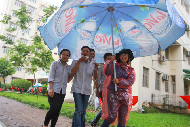 Sinh viên tình nguyện dùng ô to đưa sĩ tử thoát cơn mưa rào ảnh 20