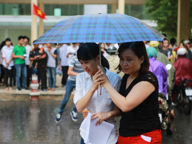 Sinh viên tình nguyện dùng ô to đưa sĩ tử thoát cơn mưa rào ảnh 15