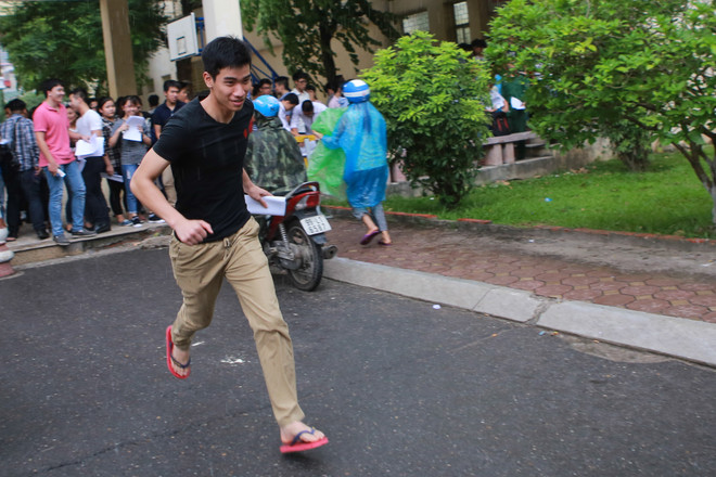 Sinh viên tình nguyện dùng ô to đưa sĩ tử thoát cơn mưa rào ảnh 4