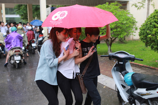 Sinh viên tình nguyện dùng ô to đưa sĩ tử thoát cơn mưa rào ảnh 13