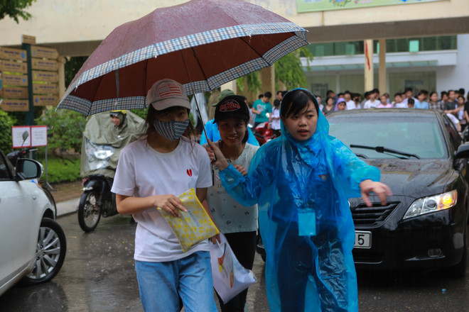 Sinh viên tình nguyện dùng ô to đưa sĩ tử thoát cơn mưa rào ảnh 18