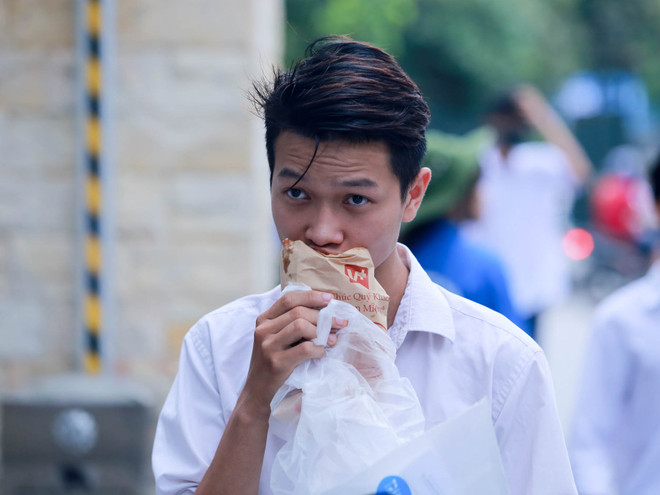 Ngày thứ 2 thi THPT quốc gia: Thí sinh lo đề Ngữ văn khó như Toán ảnh 8