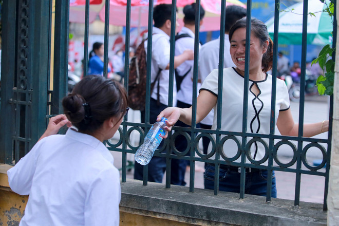 Ngày thứ 2 thi THPT quốc gia: Thí sinh lo đề Ngữ văn khó như Toán ảnh 10