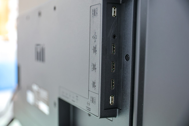 Mi TV P1 có 3 cổng HDMI, 2 cổng USB 2.0, cổng mạng LAN, jack 3.5mm… Cận cảnh smart TV 4K của Xiaomi được sản xuất trực tiếp tại Việt Nam ảnh 11