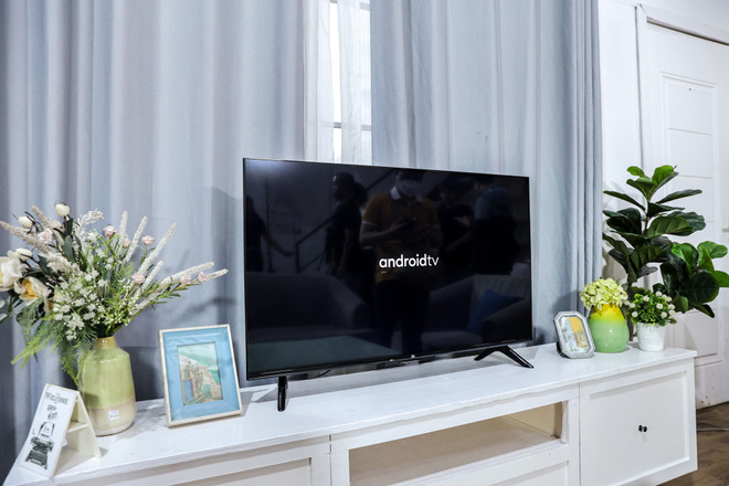 Sản phẩm sử dụng hệ điều hành Android TV. (Ảnh: Minh Sơn/Vietnam+) Cận cảnh smart TV 4K của Xiaomi được sản xuất trực tiếp tại Việt Nam ảnh 3