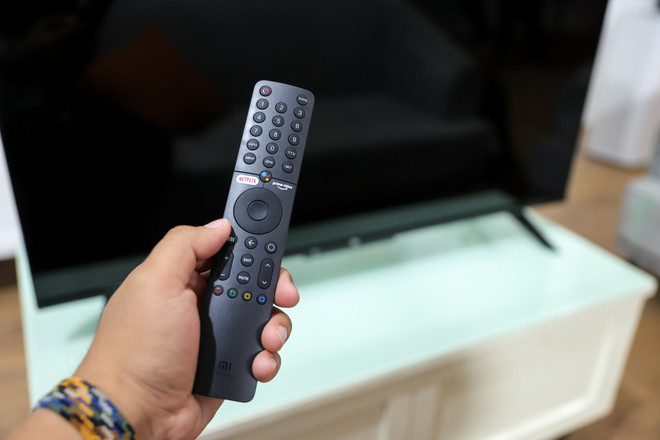Điều khiển của mẫu TV này sở hữu sẵn các ứng dụng như Netflix. (Ảnh: Minh Sơn/Vietnam+) Cận cảnh smart TV 4K của Xiaomi được sản xuất trực tiếp tại Việt Nam ảnh 8
