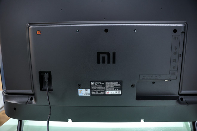 Tổng thể mặt sau của mẫu TV mới nhất Xiaomi. (Ảnh: Minh Sơn/Vietnam+) Cận cảnh smart TV 4K của Xiaomi được sản xuất trực tiếp tại Việt Nam ảnh 10