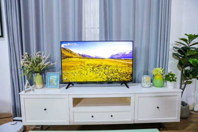 Mẫu TV P1 43 inch của Xiaomi. (Ảnh: Minh Sơn/Vietnam+) Cận cảnh smart TV 4K của Xiaomi được sản xuất trực tiếp tại Việt Nam ảnh 1