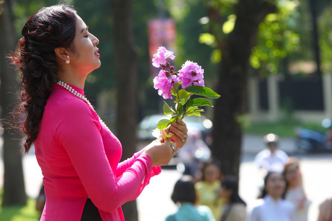 Hoa bằng lăng mộng mơ "nhuộm tím" khắp phố phường Hà Nội ảnh 11