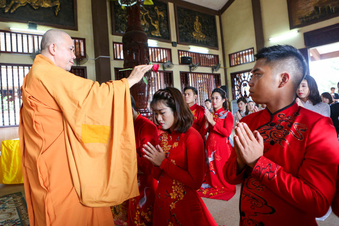 Hình ảnh 14 cặp đôi tại Hà Nội tổ chức lễ cưới tập thể nơi cửa Phật ảnh 9