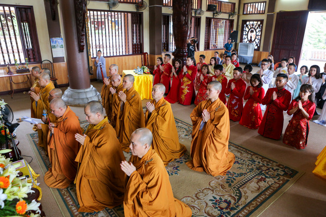 Hình ảnh 14 cặp đôi tại Hà Nội tổ chức lễ cưới tập thể nơi cửa Phật ảnh 5