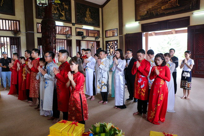 Hình ảnh 14 cặp đôi tại Hà Nội tổ chức lễ cưới tập thể nơi cửa Phật ảnh 1
