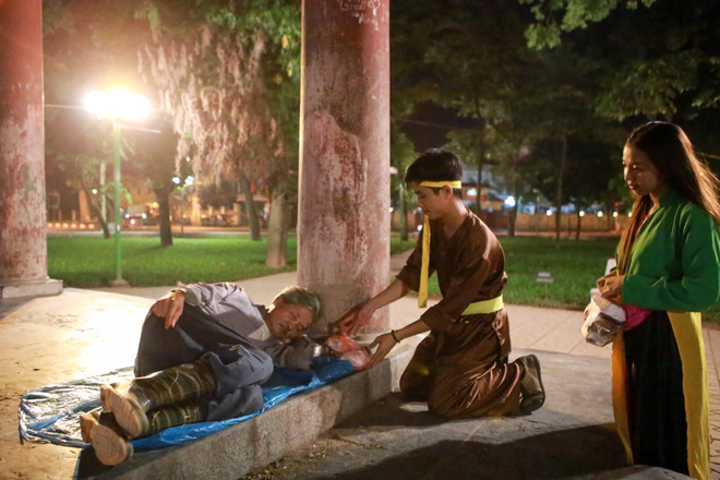 "Chú Cuội, chị Hằng" trắng đêm phát quà Trung Thu cho trẻ vô gia cư ảnh 7