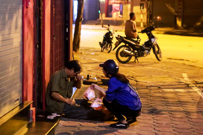 "Chú Cuội, chị Hằng" trắng đêm phát quà Trung Thu cho trẻ vô gia cư ảnh 15