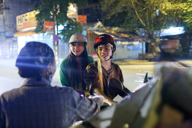 "Chú Cuội, chị Hằng" trắng đêm phát quà Trung Thu cho trẻ vô gia cư ảnh 10