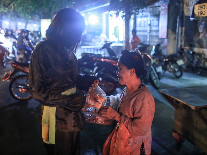 "Chú Cuội, chị Hằng" trắng đêm phát quà Trung Thu cho trẻ vô gia cư ảnh 12