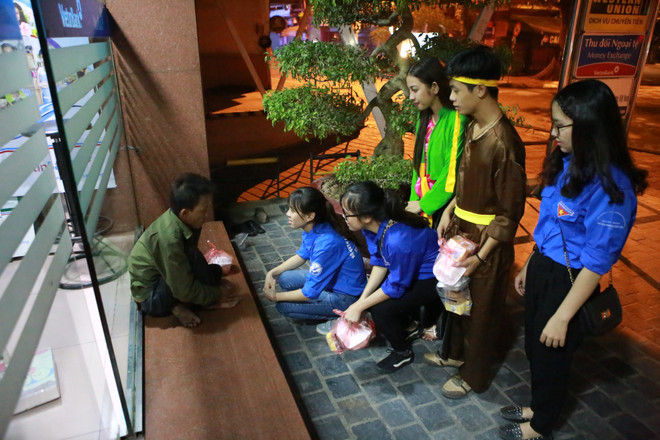 "Chú Cuội, chị Hằng" trắng đêm phát quà Trung Thu cho trẻ vô gia cư ảnh 4