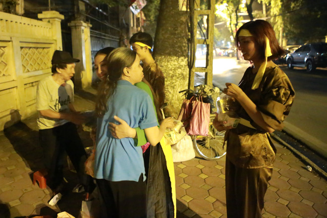 "Chú Cuội, chị Hằng" trắng đêm phát quà Trung Thu cho trẻ vô gia cư ảnh 14