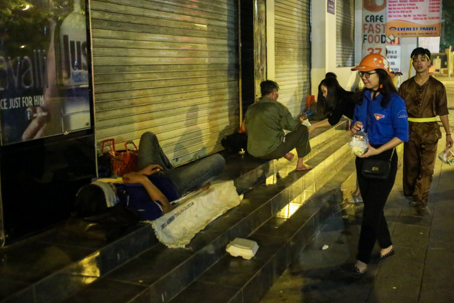 "Chú Cuội, chị Hằng" trắng đêm phát quà Trung Thu cho trẻ vô gia cư ảnh 6