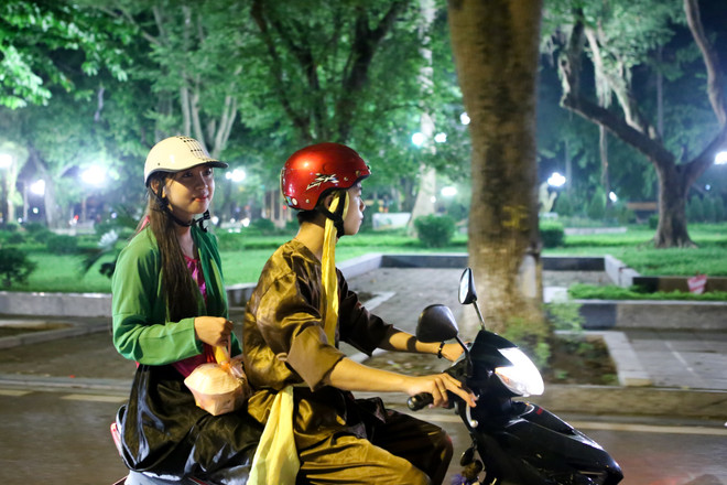 "Chú Cuội, chị Hằng" trắng đêm phát quà Trung Thu cho trẻ vô gia cư ảnh 3