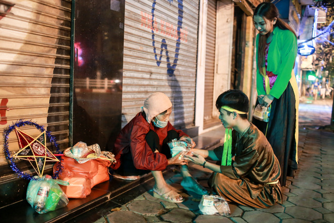 "Chú Cuội, chị Hằng" trắng đêm phát quà Trung Thu cho trẻ vô gia cư ảnh 9