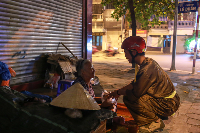 "Chú Cuội, chị Hằng" trắng đêm phát quà Trung Thu cho trẻ vô gia cư ảnh 5