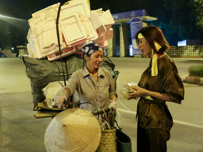 "Chú Cuội, chị Hằng" trắng đêm phát quà Trung Thu cho trẻ vô gia cư ảnh 11