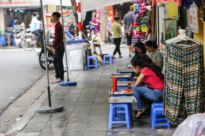 Nhìn lại vỉa hè Hà Nội một năm sau chiến dịch chống lấn chiếm ảnh 12