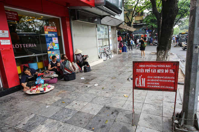 Nhìn lại vỉa hè Hà Nội một năm sau chiến dịch chống lấn chiếm ảnh 6