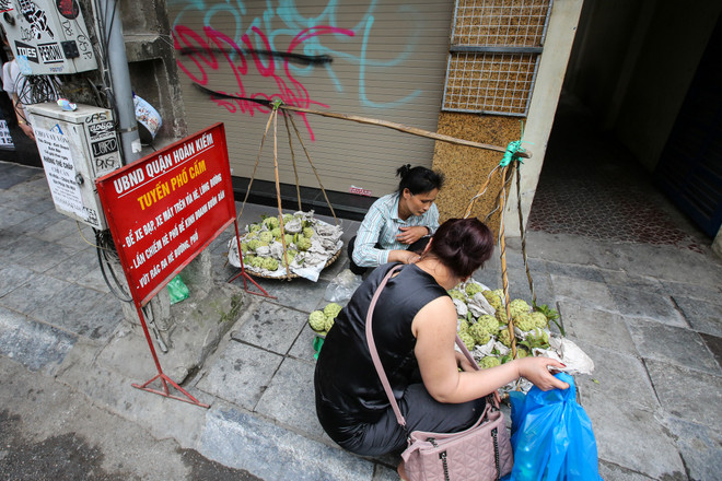 Nhìn lại vỉa hè Hà Nội một năm sau chiến dịch chống lấn chiếm ảnh 5