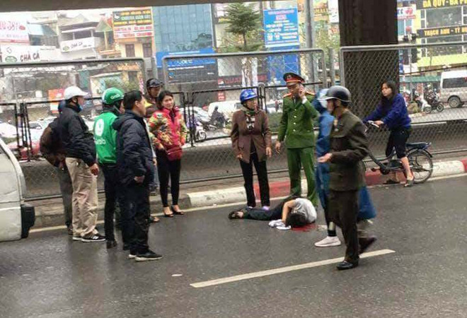 Bất ngờ văng khỏi cầu vượt Ngã Tư Sở, nam thanh niên bất tỉnh ảnh 1