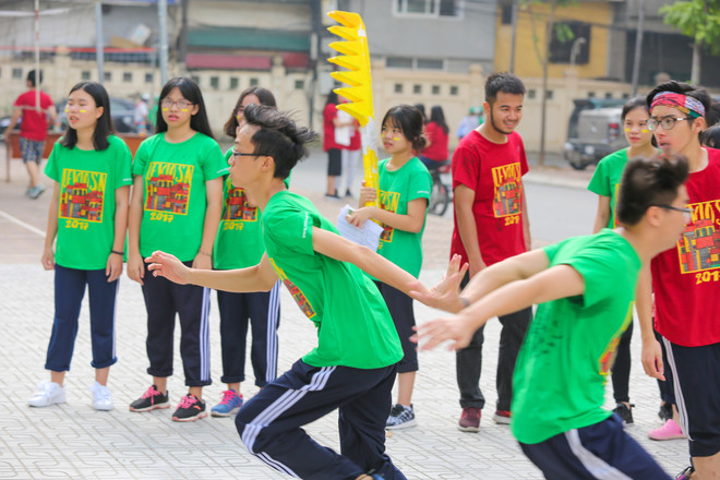 Học sinh mới ngất ngây với màn chào đón ở THPT Nguyễn Tất Thành ảnh 17