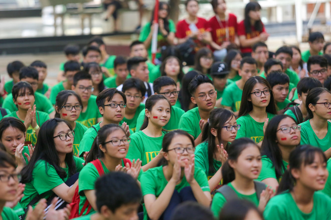 Học sinh mới ngất ngây với màn chào đón ở THPT Nguyễn Tất Thành ảnh 7