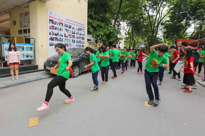 Học sinh mới ngất ngây với màn chào đón ở THPT Nguyễn Tất Thành ảnh 12