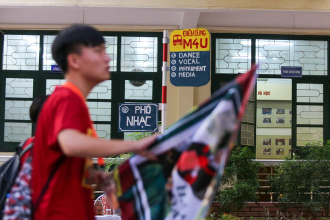 Học sinh mới ngất ngây với màn chào đón ở THPT Nguyễn Tất Thành ảnh 6