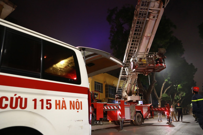 Dùng xe thang chuyên dụng giải cứu bà bầu sinh non giữa đêm ảnh 2