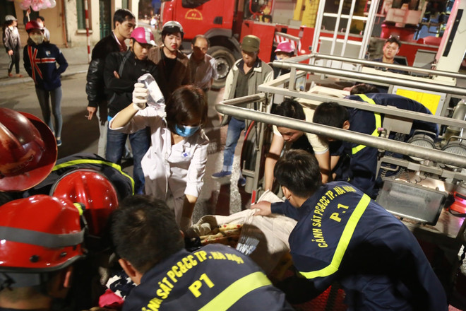 Dùng xe thang chuyên dụng giải cứu bà bầu sinh non giữa đêm ảnh 4