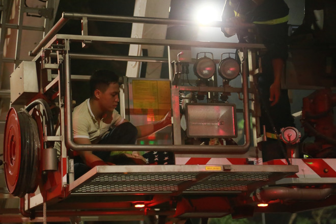 Dùng xe thang chuyên dụng giải cứu bà bầu sinh non giữa đêm ảnh 3
