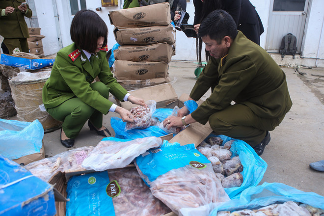 Phát hiện hơn 1 tấn chân gà, tim lợn đông lạnh quá hạn sử dụng ảnh 1