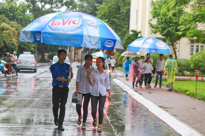 Ấn tượng hình ảnh sinh viên tình nguyện Thủ đô trong những ngày thi cử ảnh 11