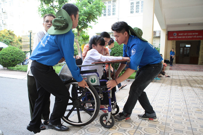 Ấn tượng hình ảnh sinh viên tình nguyện Thủ đô trong những ngày thi cử ảnh 4