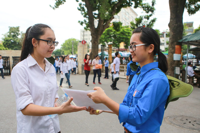 Ấn tượng hình ảnh sinh viên tình nguyện Thủ đô trong những ngày thi cử ảnh 7