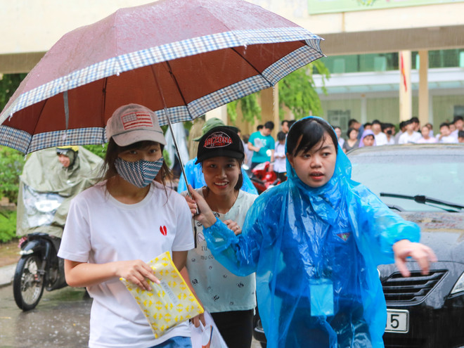 Ấn tượng hình ảnh sinh viên tình nguyện Thủ đô trong những ngày thi cử ảnh 10