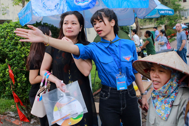 Ấn tượng hình ảnh sinh viên tình nguyện Thủ đô trong những ngày thi cử ảnh 5