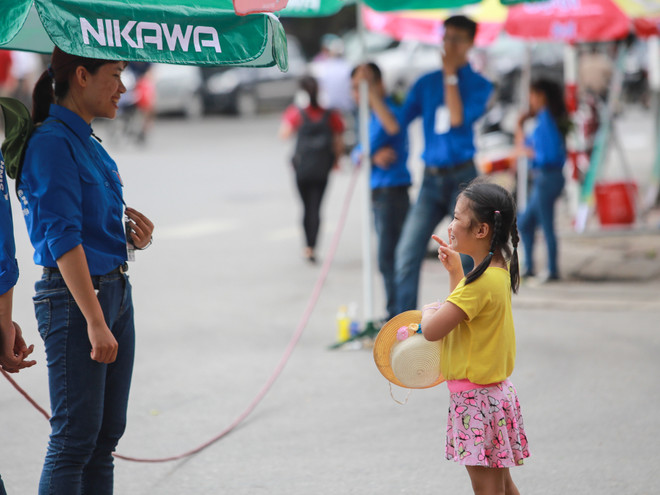 Ấn tượng hình ảnh sinh viên tình nguyện Thủ đô trong những ngày thi cử ảnh 13
