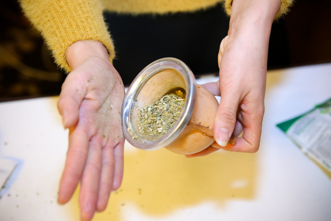 Sao cho khi mở ra, bột trà dốc một góc 45 độ. (Ảnh: Minh Sơn/Vietnam+) Thưởng thức trà Yerba Mate, đặc sản Argentina giữa lòng Hà Nội ảnh 7