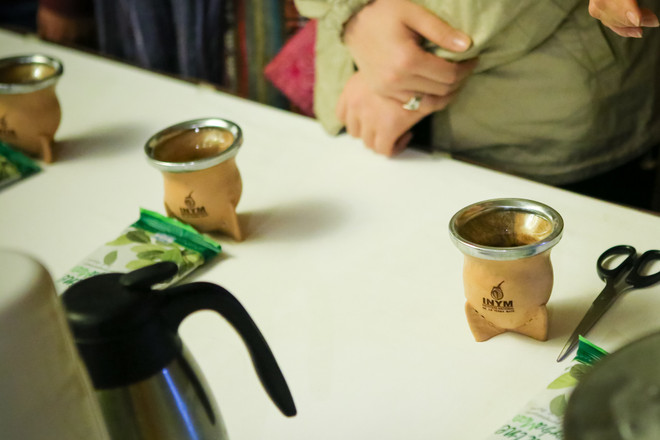 Để thưởng trà, người pha phải sư dụng dụng cụ độc đáo gồm có Guampa (bầu đựng trà). (Ảnh: Minh Sơn/Vietnam+) Thưởng thức trà Yerba Mate, đặc sản Argentina giữa lòng Hà Nội ảnh 4