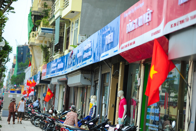 Biển quảng cáo trên tuyến phố kiểu mẫu: Người khen đẹp, kẻ chê xấu ảnh 4